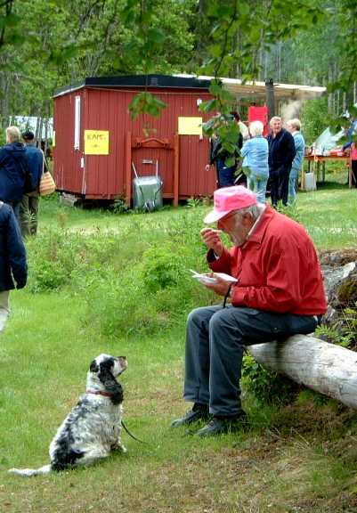 En man och hans hund.